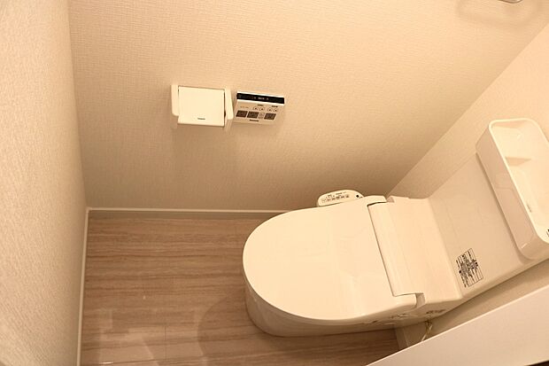 (同一仕様)リビングと同じ階のトイレには、タンクレス&手洗い場の高機能トイレを採用しています!