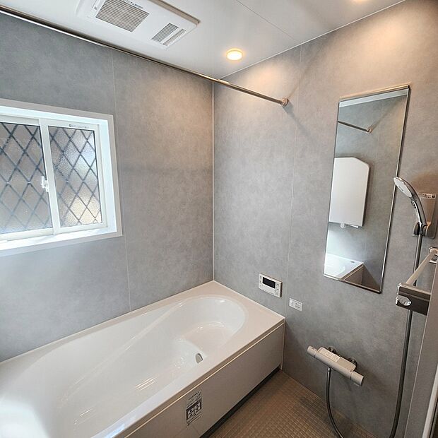 【浴室】一坪タイプのお風呂で一日の疲れも癒されます。