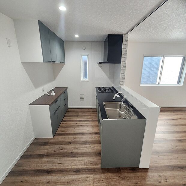 【キッチン(2)】新築戸建には少ないカウンターキッチン、背面収納となっております♪