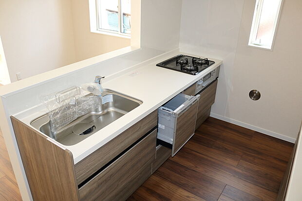 【キッチン (同一仕様)】水垢がつきにくい人工大理石調のシンクが標準仕様となっております♪