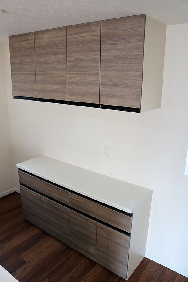 【キッチン (同一仕様) 2】カップボード(食器棚)がキッチン後ろについていて、開放感あるリビングとなっております!