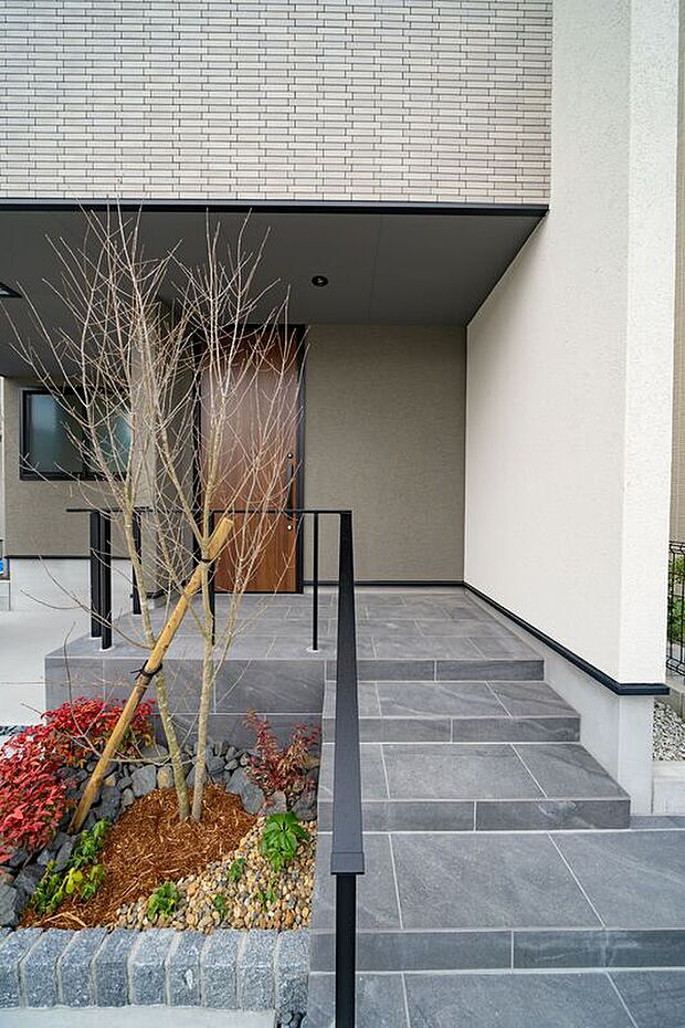 【施工例 アプローチ】道路との高低差が少なく、玄関までスムーズなアプローチが設計できます。