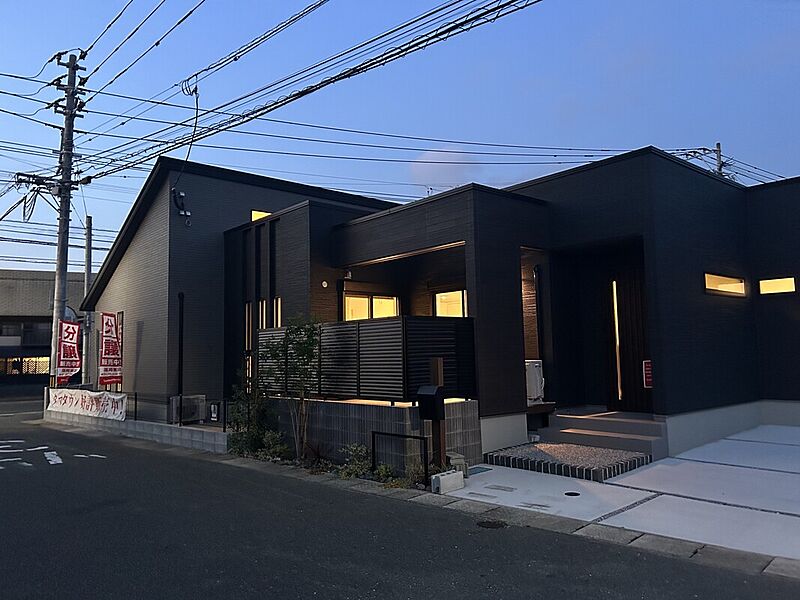 ■□価格変更いたしました□■＜人気の平屋建＞
西鉄貝塚線「西鉄新宮」歩5分！JRと西鉄のWアクセス！
それぞれに違いを持たせたスタイリッシュで高級感のある外観設計、是非お気軽にご見学ください。