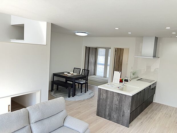 18畳のLDKです。開放的に感じられるよう天井高は2.5mとなっております。