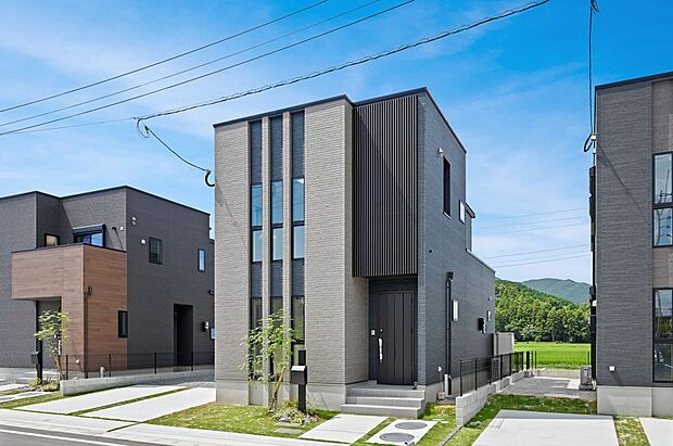 【2号地外観】スタイリッシュで都会的な外観。天候の影響を受けにくいインナーバルコニーを設置。小さなお子様がいるご家庭も目が行き届く安心の間取りです。ゆったりと家族団欒のひと時を。