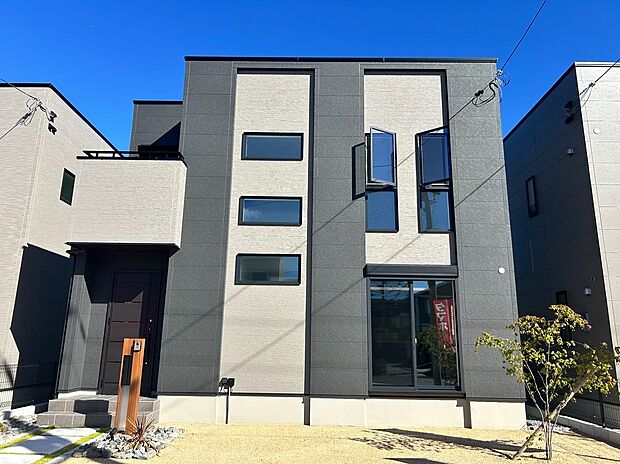 (4号地)現地写真。ブラウン味のあるカラーの4号地。スタイリッシュな印象だけでなく、暖かみのある印象も同時に感じられる。