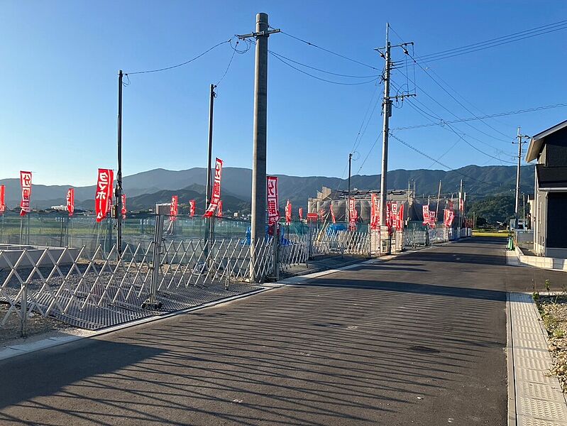 新しく綺麗な前面道路は十分広さがあり見通しの良い道路です。区画に立っている赤いのぼりが目印です。ぜひ現地でご覧ください！
（2024年10月27日）