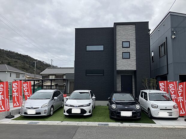 1号地統一感のある外観で揃え、スタイリッシュな街並みです♪前面道路も約6ｍとスッキリ広く、駐車にちょっと自信がない方でも安心して利用できます。毎日のストレスを感じない、快適な設計4台並列駐車可能