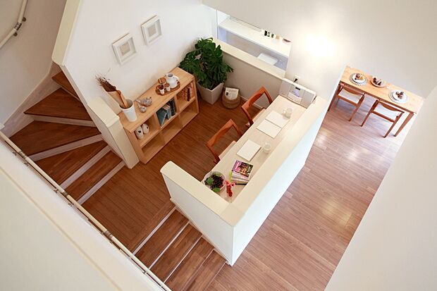 同仕様・同形状写真
家族のつながりを感じられる、空間を有効活用したスキップフロアのある家。勉強や家事など使い方は自由♪開放的でLDKも広く見えます!