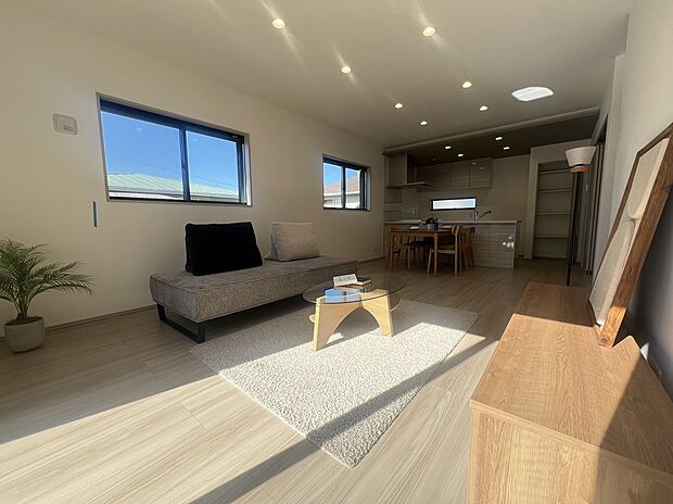 <1号地>LDKは18帖。大きなソファと6人用ダイニングテーブルを置いても広々使えます。