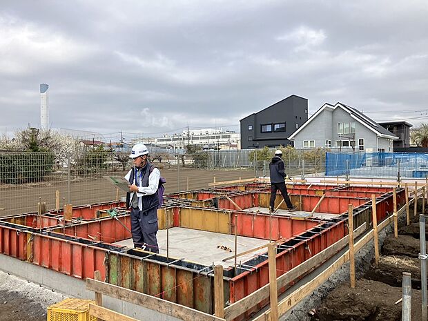 2/24：基礎検査を第三者の審査機関様にて行っております。コンクリートのがしっかりと施工出来る隙間があるか、耐震金物が適切に施工されているかを検査致しました！