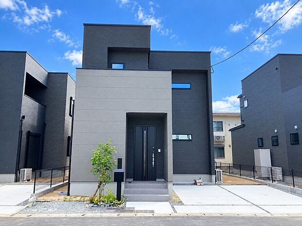 【2号地外観】
アウトドアグッズや子どもの遊び道具なども収納可能な大容量のシューズクロークを設けました♪玄関周りが整い、出し入れも楽々なファミリーに優しい設計です。