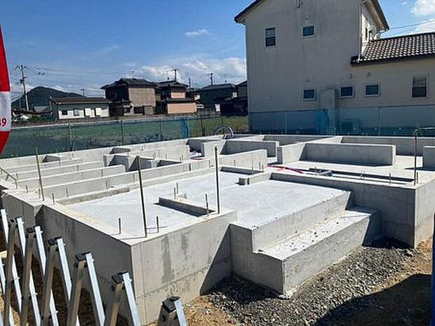2号地現地(2026年9月23日)撮影
建物完成へ向けて着々と工事が進められています。ぜひ現地に足を運んでいただき、陽当たりや周辺環境等お確かめください♪