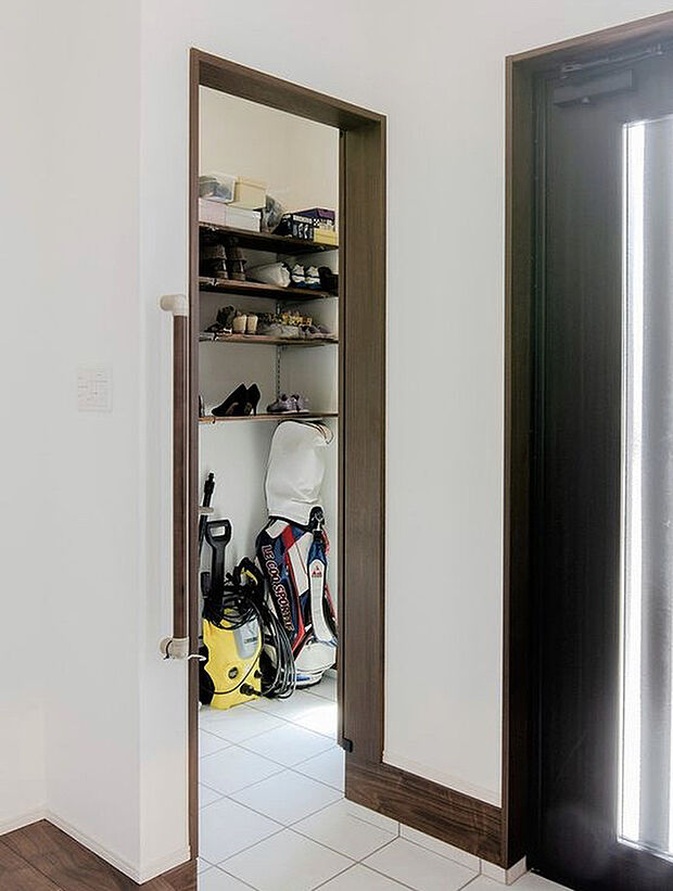 【シューズクロークイメージ】玄関に欠かせない便利な収納空間として、大人気の「シューズクローク」。靴をはじめ、スーツケースやゴルフバッグなど様々なものを収納できます。（同シリーズ内観イメージ）