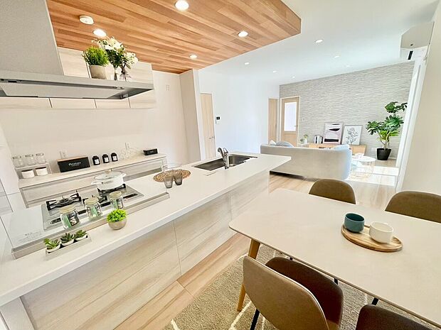 【ダイニング】キッチンから横並びで配膳できるスムーズな動線。出来立ての料理を囲んで、自然と会話が弾みます。リビングとも繋がる開放的な空間で、毎日の食事がもっと楽しくなる家族団らんの中心地です。