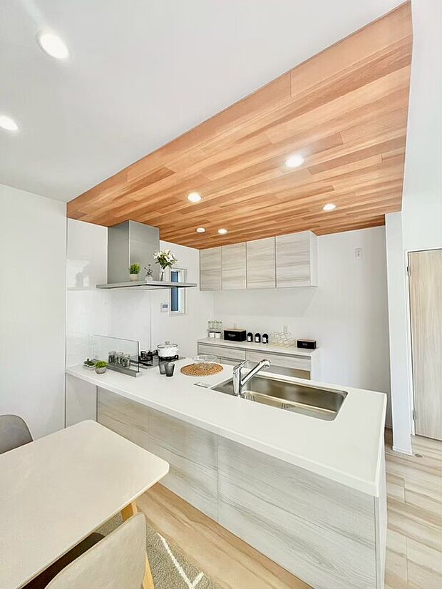 【キッチン】ペニンシュラキッチンが輝くスタイリッシュな空間。キッチンの下り天井が空間にアクセントを与えます。キッチンに立つママが心地よく過ごせる空間です。
