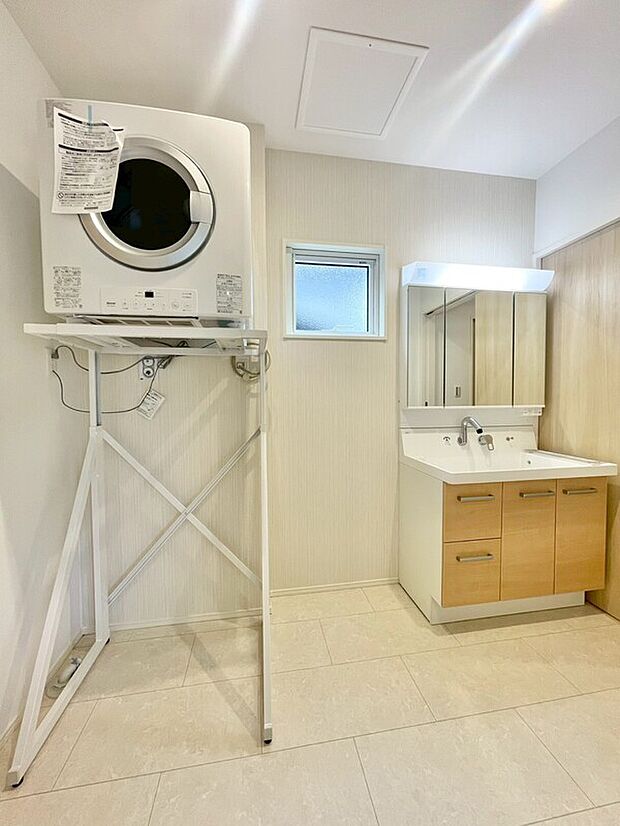 【洗面台】鏡の裏にたっぷり収納できる３面鏡タイプ。歯ブラシや化粧品を隠して、生活感のないスッキリした空間に。コンセント付きでドライヤーやシェーバーも使いやすく、忙しい朝の身支度もスムーズです。