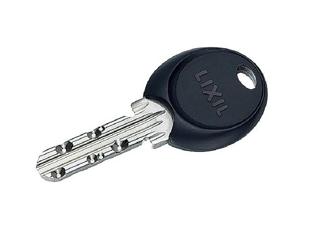 【ディンプルキー】複製が困難でピッキング防止に効果的です。シリンダー内部の構造が複雑なため、従来のピッキングでは開けることが困難です。またシリンダー本体も強化されている場合が多く、ドリルによる破壊解錠にも耐性があります。(※同仕様画像)