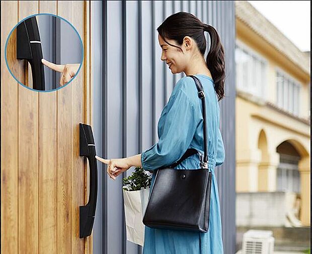 【玄関ドア　スマートキー】バッグの中にリモコンキーを入れたまま施解錠ができるので、両手が荷物で塞がっていてもカンタン操作できます。