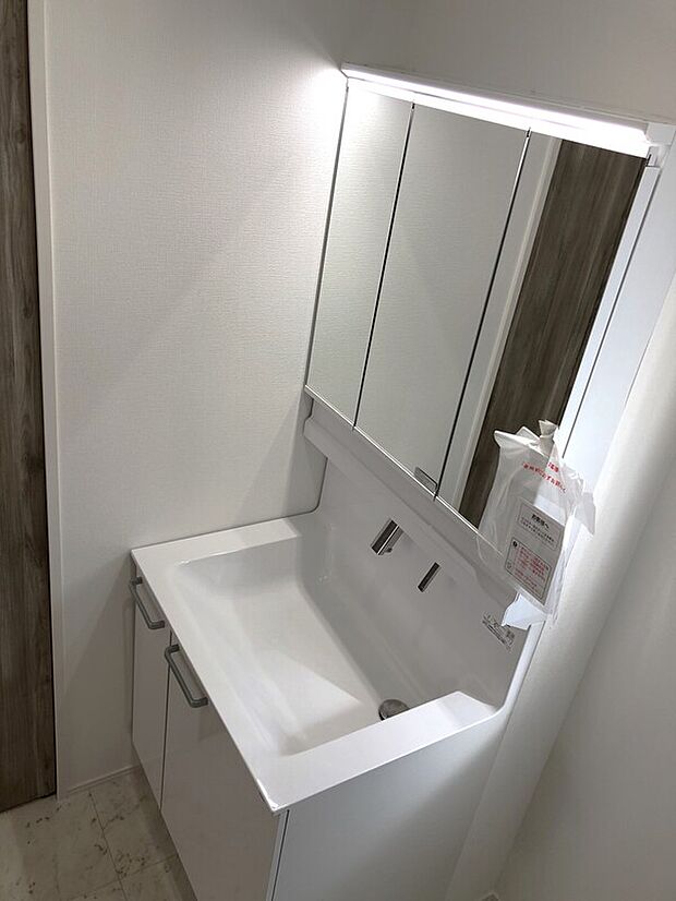 【洗面台】洗面台はTOTOの洗面台を採用!水栓が上部についている為手元も広く使え、お掃除もラクラクです♪