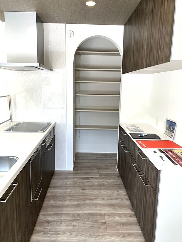 【3号地】オープンなペニンシュラ型キッチンを採用で開放的。背面には大容量のカップボード付き!
さらに!食洗器付きで家事ラク♪キャビネットは油汚れに強い素材を採用。サッと拭き取れます♪