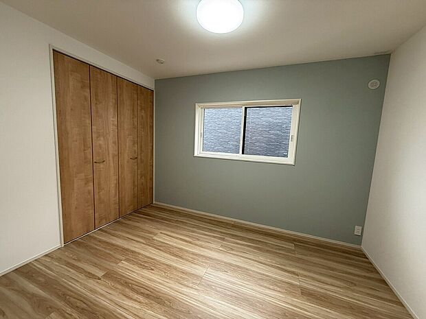 【4号地洋室】4号地洋室(2025年10月)撮影
陽光がたっぷり差し込み、明るく開放感のある居室です。衣類もしっかり収納できるクローゼットを設置しました。アクセントクロスが目を引きます。