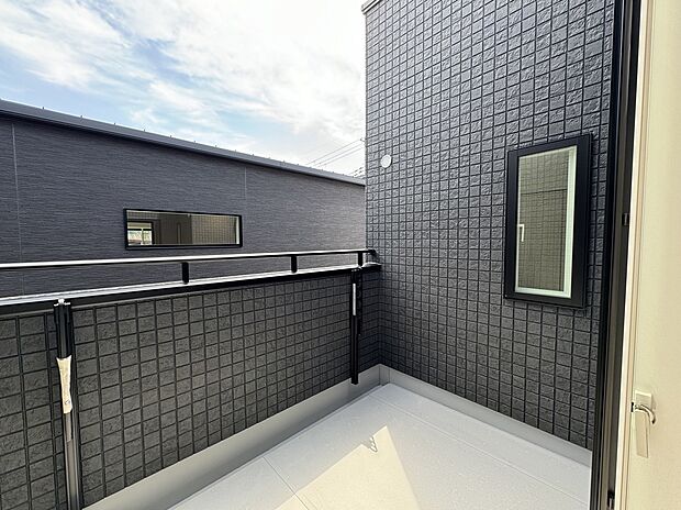【 同仕様・同形状写真】スペースの余裕のある広々としたバルコニーです♪プライバシーに配慮した物干しで、毎日の洗濯物も人目を気にせず干せます。