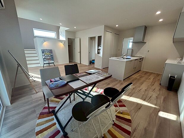 【LDK全体の様子】キッチンとリビングを繋ぐオープンなレイアウトです。家族のコミュニケーションが生まれ、一緒に食事を楽しむ時間が増えます。料理しながら子供の様子を見守ることができ、家族団らんのひと時を過ごせます。