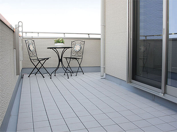 【バルコニー】<10号地>8帖寝室の横には8帖の屋根付きバルコニー。お気に入りのインテリアを置けば、リビングバルコニーとして開放的なくつろぎの空間に。読書やティータイムなどに活用できます。