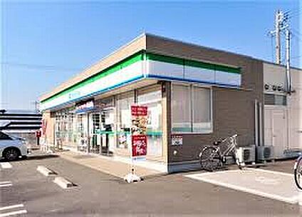 ファミリーマート 一色町前野店 約800ｍ(徒歩約10分)