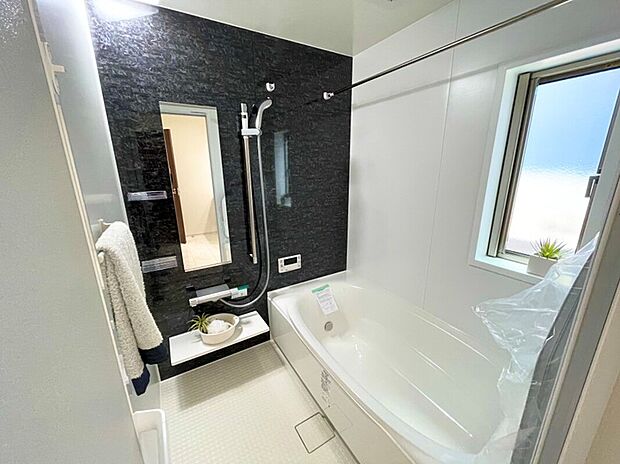 【浴室】お子様と一緒でもゆったり入れる広々浴槽&洗い場。足も伸ばして疲れもサッパリ♪また、浴室暖房乾燥機完備で梅雨や冬の洗濯物が乾きにくい時期も、外に干しにくいご家庭にも安心便利!(画像はイメージです。)