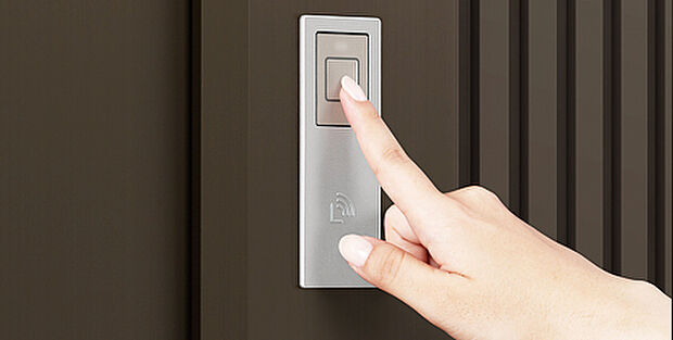 【玄関タッチキー】帰宅時も外出時もボタンを押すだけで施錠、開錠が出来ます。バッグに入れたままでも、リモコンキーを取り出す必要はないため、たくさん買い物をした帰りも楽ちん。（画像はイメージ）