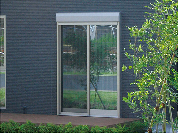 【シャッター】大切な家と家族を守るシャッター雨戸は、ロックを内側からしかはずせないから防犯性に優れ、台風などにも安心です(画像はイメージ)。