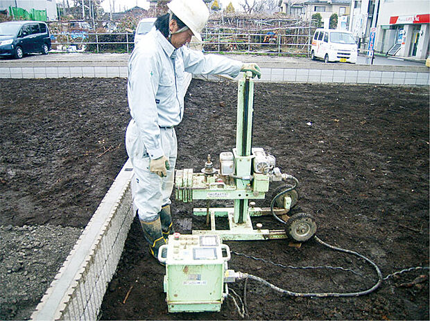 【地盤調査(10年保証)】スウェーデン式サウンディング試験機による地盤調査を実施。強い家づくりの基本は、建物をしっかりと支える地盤です。当分譲地は、着工前に地盤を調査しています。