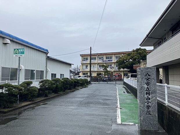 八女市立岡山小学校(約100m)