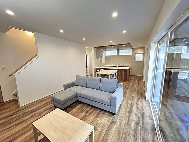 【【リビング】1号棟】21帖の広々としたLDKは家族が集まるコミュニケーションの場に。長方形のリビングは家具レイアウトがしやすくスッキリとした印象になります。