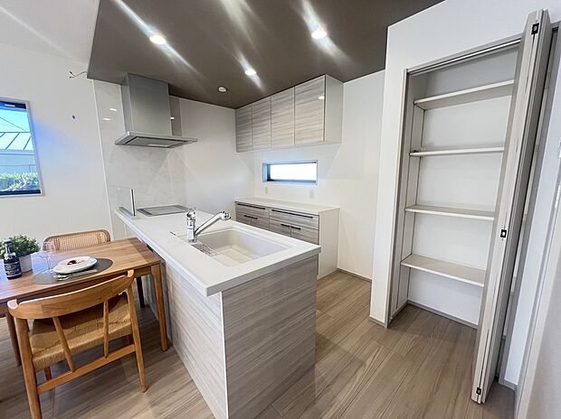 【パントリー収納<1号地>】取り出ししやすい奥行のパントリー。可動棚は自分で高さを調整できます。