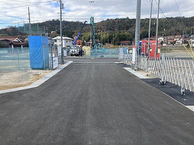 【2号地_前面道路】前面道路幅が6.0mあり、並列駐車もスムーズです。