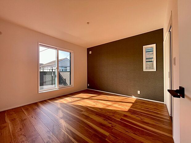 【主寝室】キングサイズのベッドも置けるゆとりの8帖。大容量のウォークインクローゼット完備で、夫婦の衣類や季節家電も丸ごと収納。一日の疲れをゆっくり癒やす、ホテルライクで安らぎに満ちた私室です。