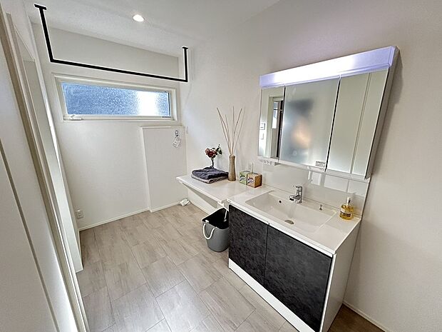 【洗面脱衣兼ランドリールーム】広々としたスペースを確保!室内物干し金物を設置し、一ヶ所で洗うから干す、取り込むを実現。家事楽を考えた設計です♪※写真はイメージの写真となります。