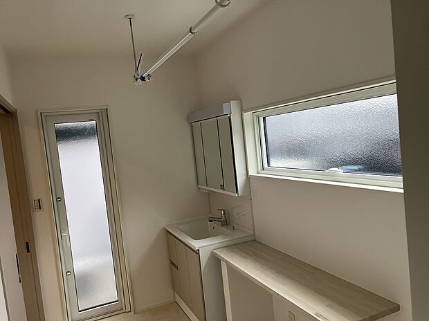 【洗面室】広々3帖で洗濯物も干せて家事楽々!!