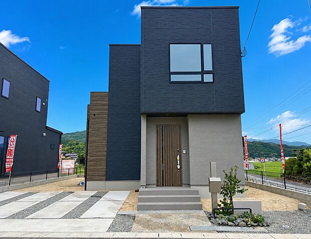 【5号地】【5号地】
アウトドア用品や趣味のグッズ、オフシーズンのお洋服などもすっきり収納できるWIC、Family CL、クロークを完備。出し入れもしやすく、居住スペースを広く使うことができます。