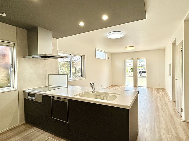 【【キッチン】~当社施工例~】大人気のペニンシュラキッチン!
天板が人造大理石の為、お掃除楽々♪
コンロはIHクッキングヒーターを採用、自動調理機能付きで料理のレパートリーが豊富に♪