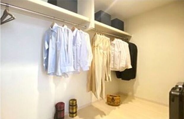 【ウォークインクローゼット】収納効率と使い勝手をいいとこ取りのクローゼット。衣類など収納する場所が決まっているとスッキリ片付くメリットも。日常を気持ちよく過ごす為にも必須のスペースです