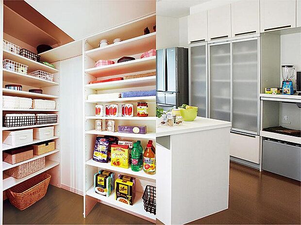 【備え付けカップボード/パントリー】カップボードと買い置きの食材などを整理して収納できる便利なパントリーを設置しました。お子さまのおやつや調味料、備蓄食料など様々な食品が収納できます