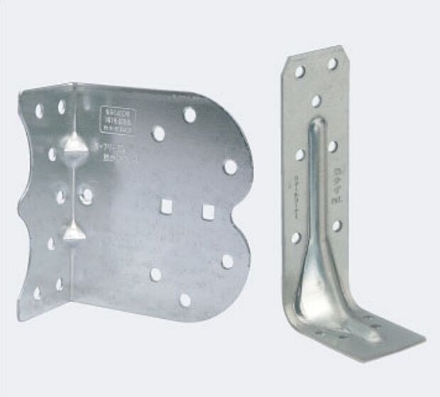 【高性能通し柱接合金物】通し柱の削り取り部分を最小限に抑えることで柱の断面欠損が小さくなり、梁仕口のせん断面強度が大きくなります。木材の変形や柱・梁の接合部のずれが小さくなり、しっかりと繊維を固定します。また。金物の塗装には、耐久性に優れた塗装を採用、長年の使用による劣化を防ぎます。