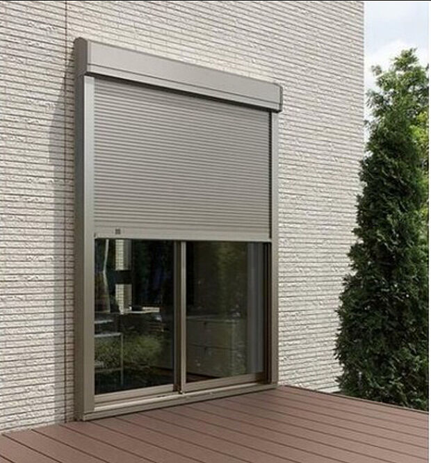 【シャッター】タマホームの分譲住宅はシャッター雨戸標準装備。
閉めれば外からは開きませんので防犯対策にもなりますし、台風の時も安心してお休みになれます。