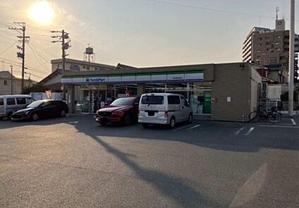 ファミリーマート緑区緑高校前店 300ｍ