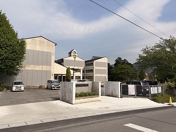 臼杵市立市浜小学校(約180m)