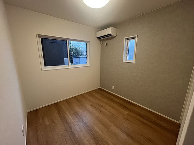 【2号地1階洋室】エアコンとシーリングライト設置の1階洋室です。友人・親族様の急な来客にも対応可能です♪